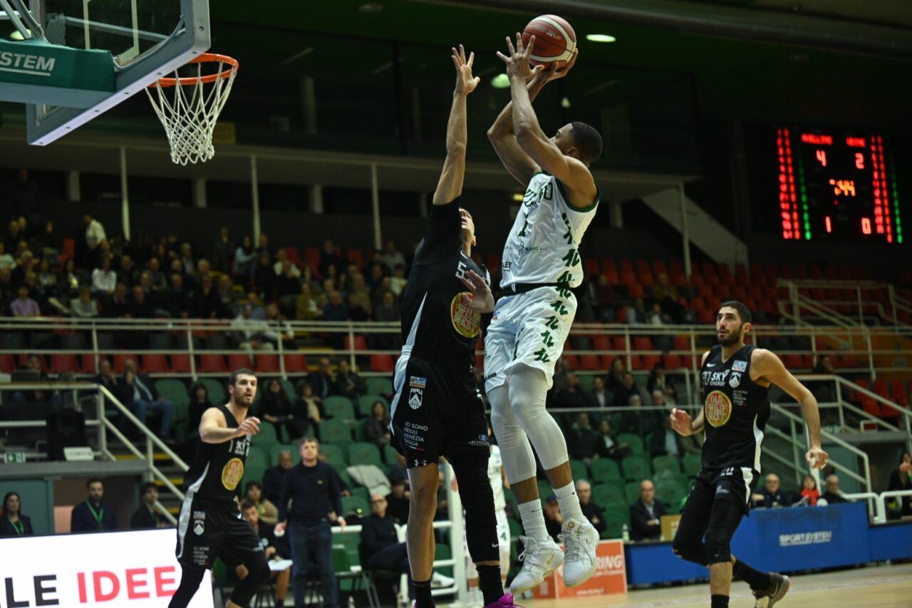 Il finale è di Hickey, Avellino Basket ko